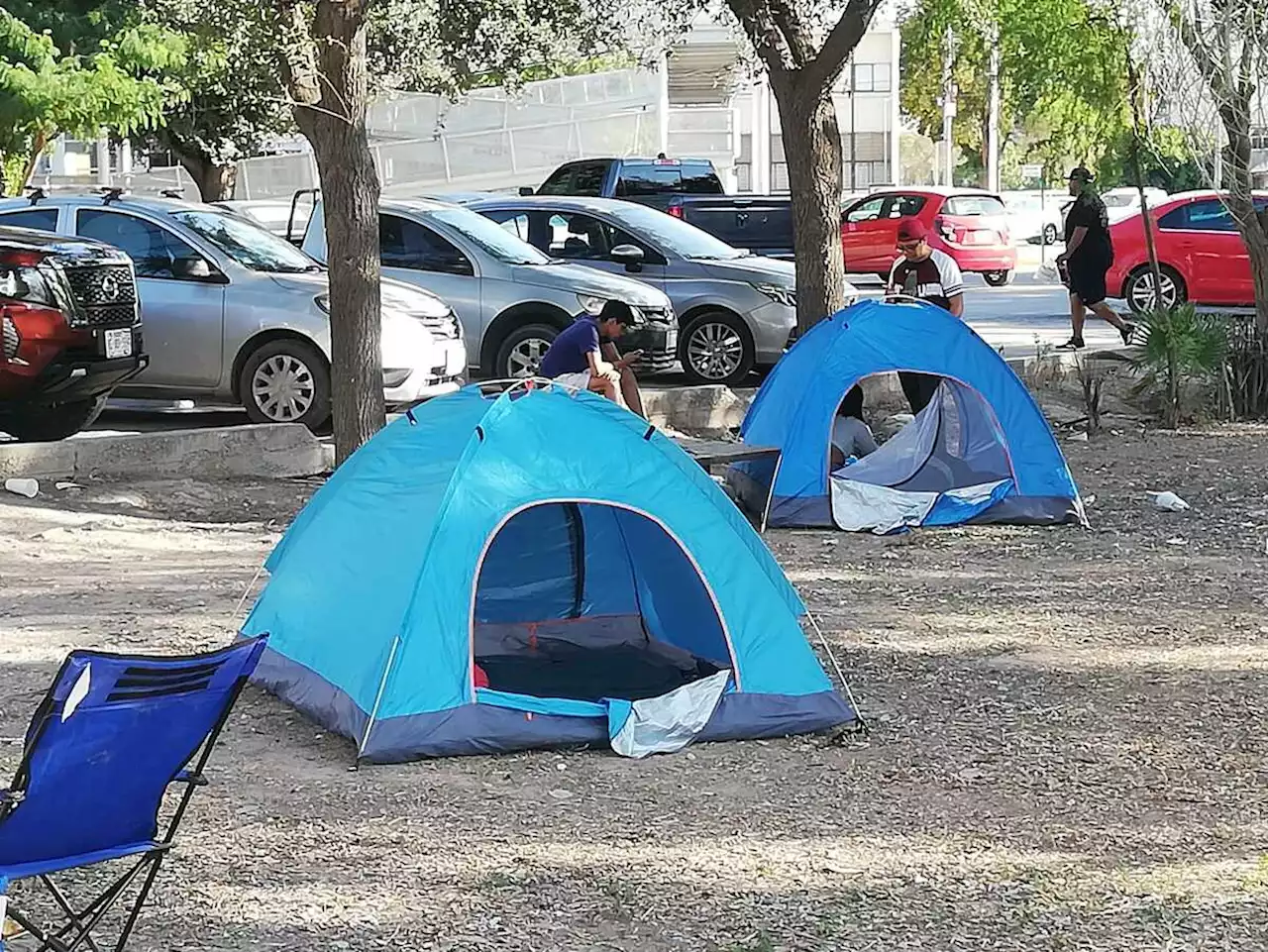 Aficionados acampan en el Revolución por boleto para Serie del Rey