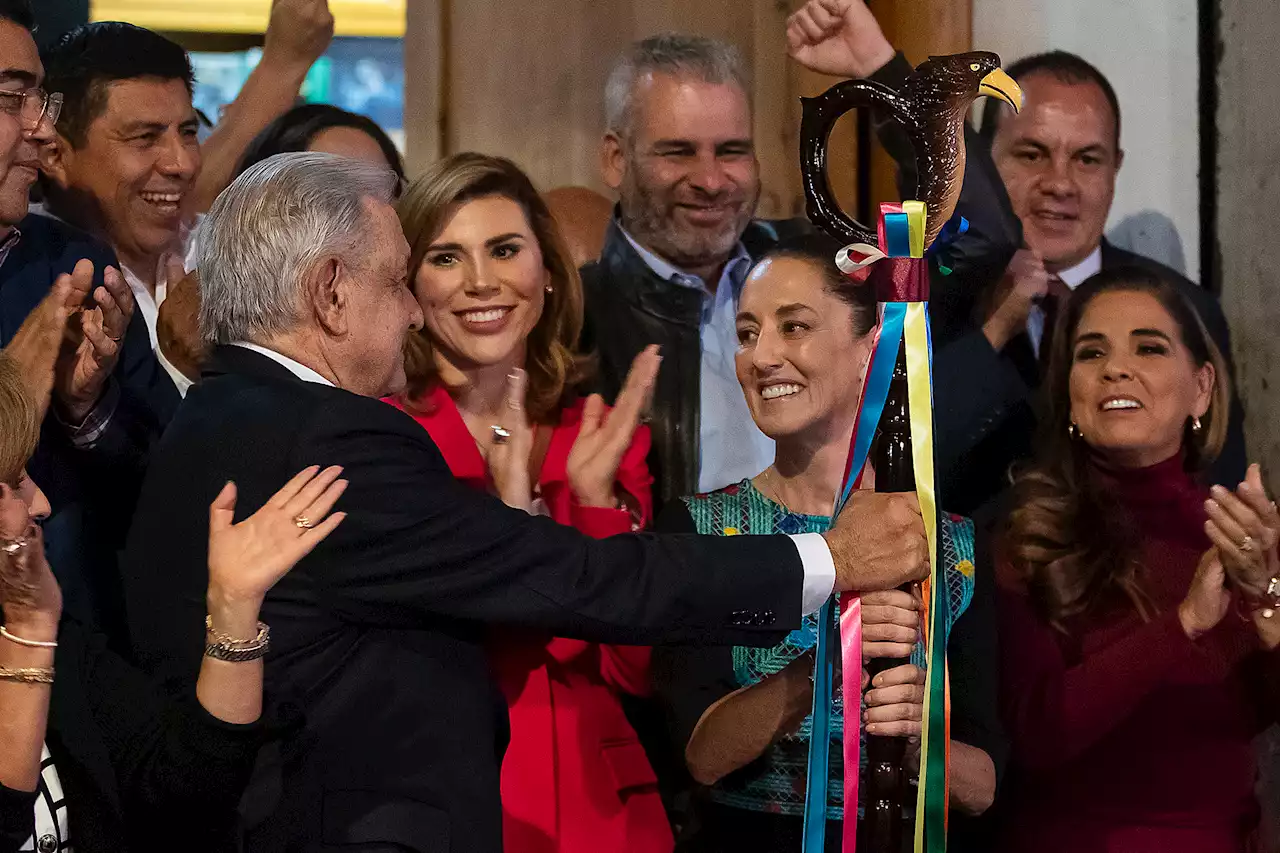 López Obrador transfiere 'bastón de mando' de su movimiento político a Claudia Sheinbaum