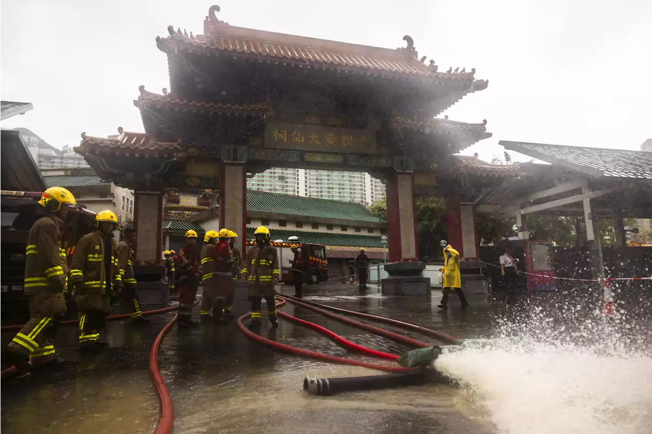 Två dödsfall under kraftigt regn i Hongkong