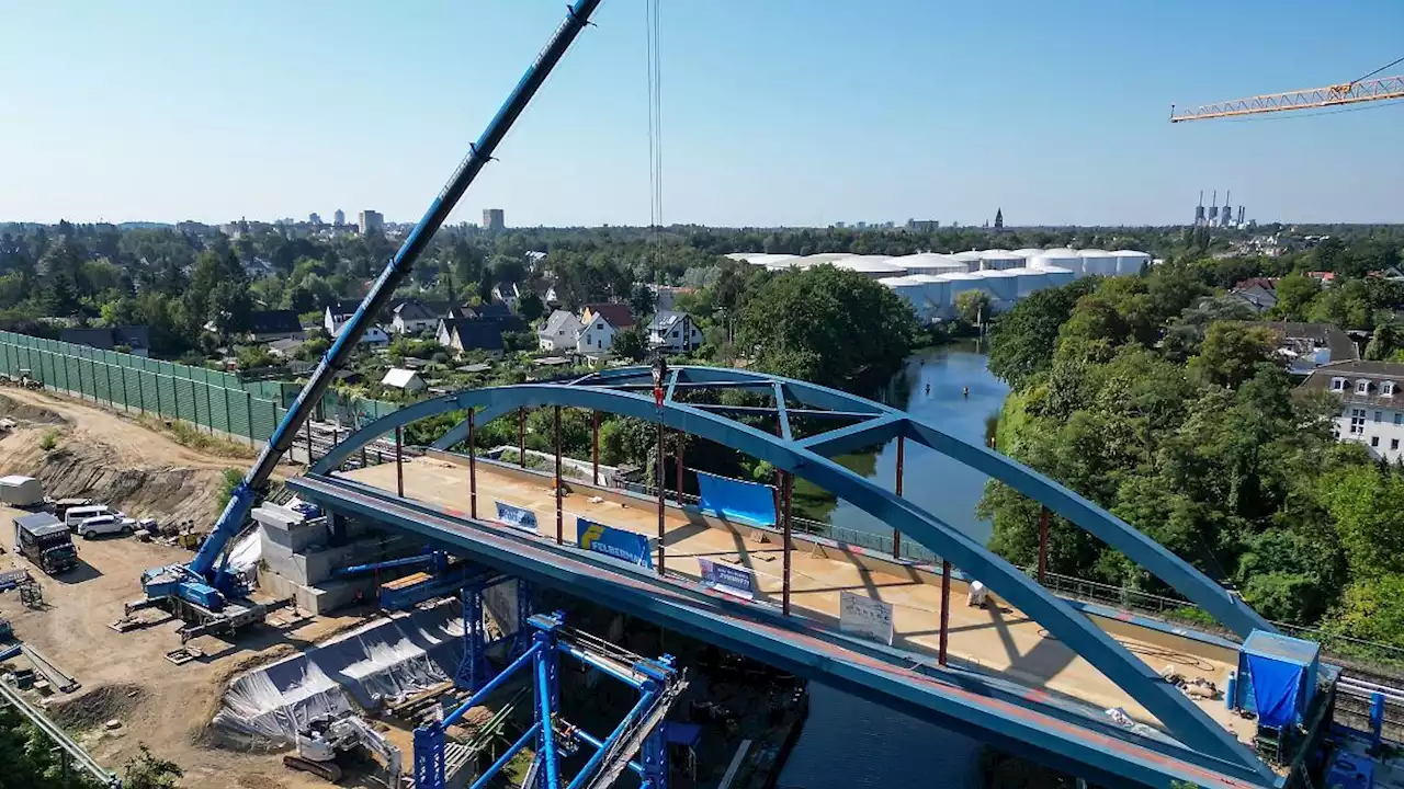 Neue Brücke über dem Teltowkanal in richtiger Position