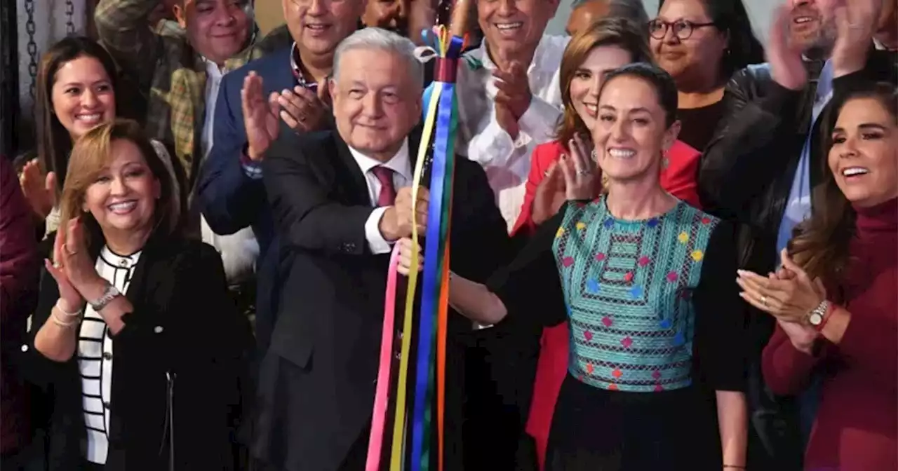 AMLO entrega bastón de mando a Claudia Sheinbaum tras su triunfo en Morena