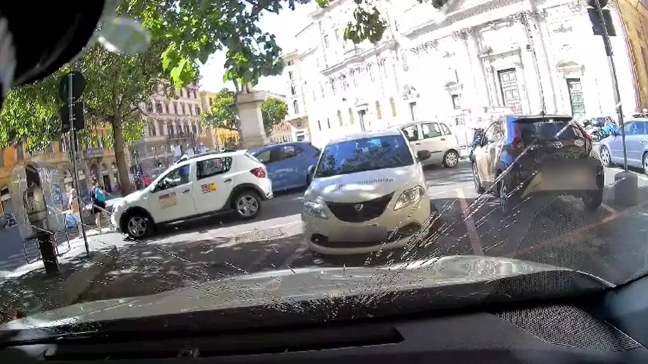 Il video della tassista aggredita a Roma in pieno centro