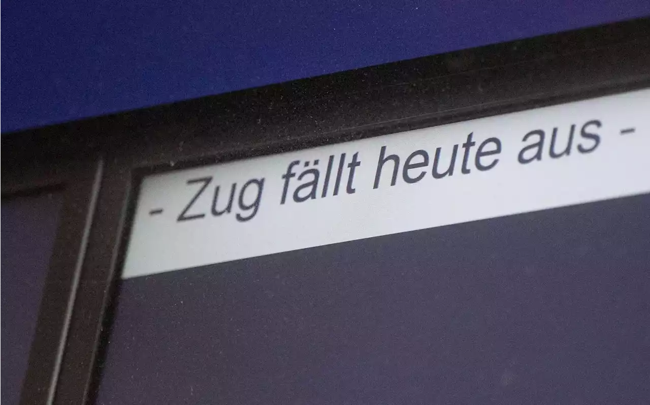 Zahlreiche Zugausfälle nach mutmaßlichem Brandanschlag