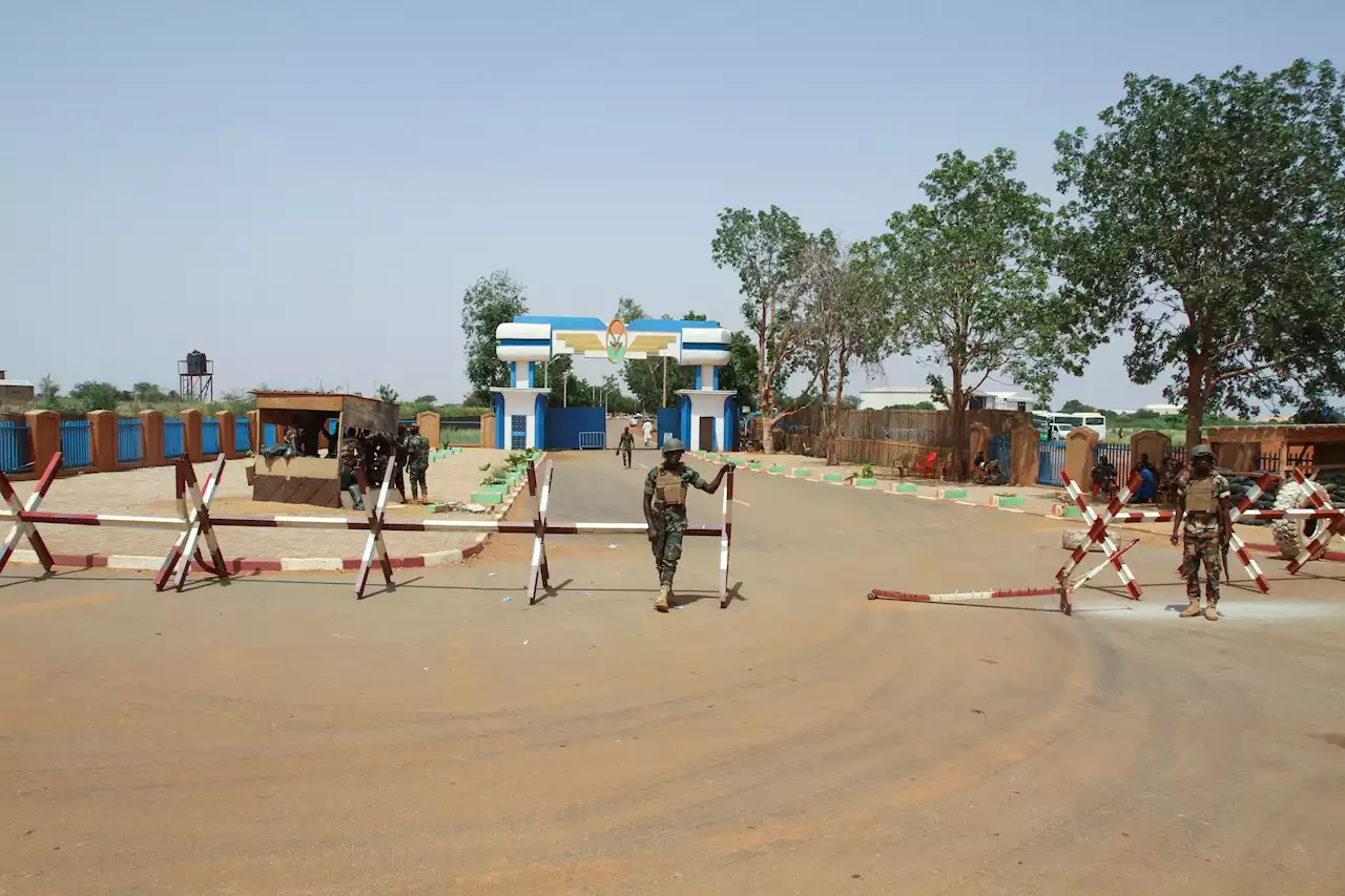 Crowds camp in front of Niger French army base to press for troop departure