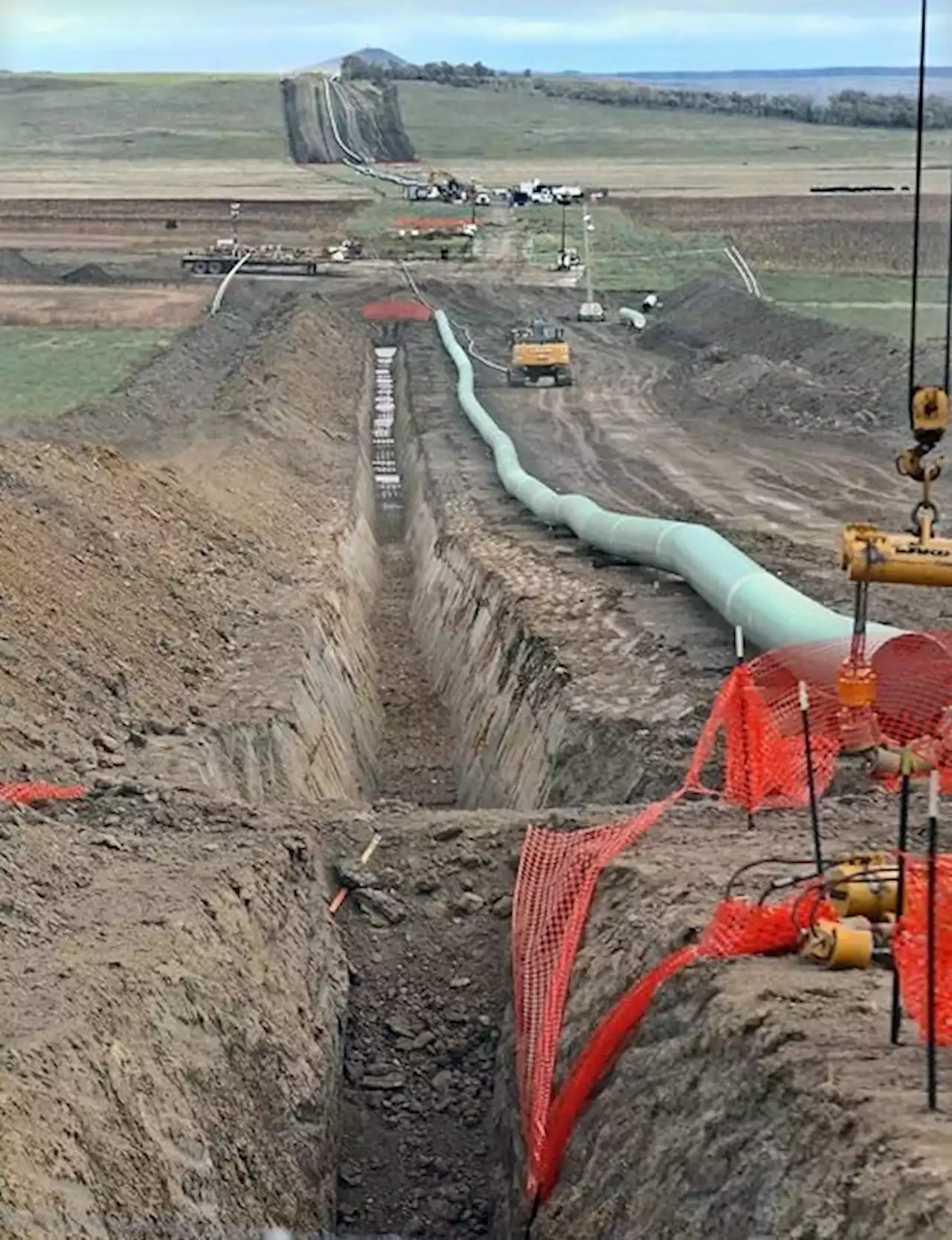 Feds leave future of Dakota Access pipeline's controversial river crossing unclear in draft review