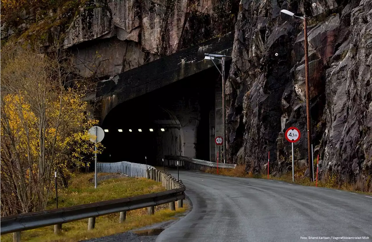 Fylkesvei stengt - stor stein i veibanen