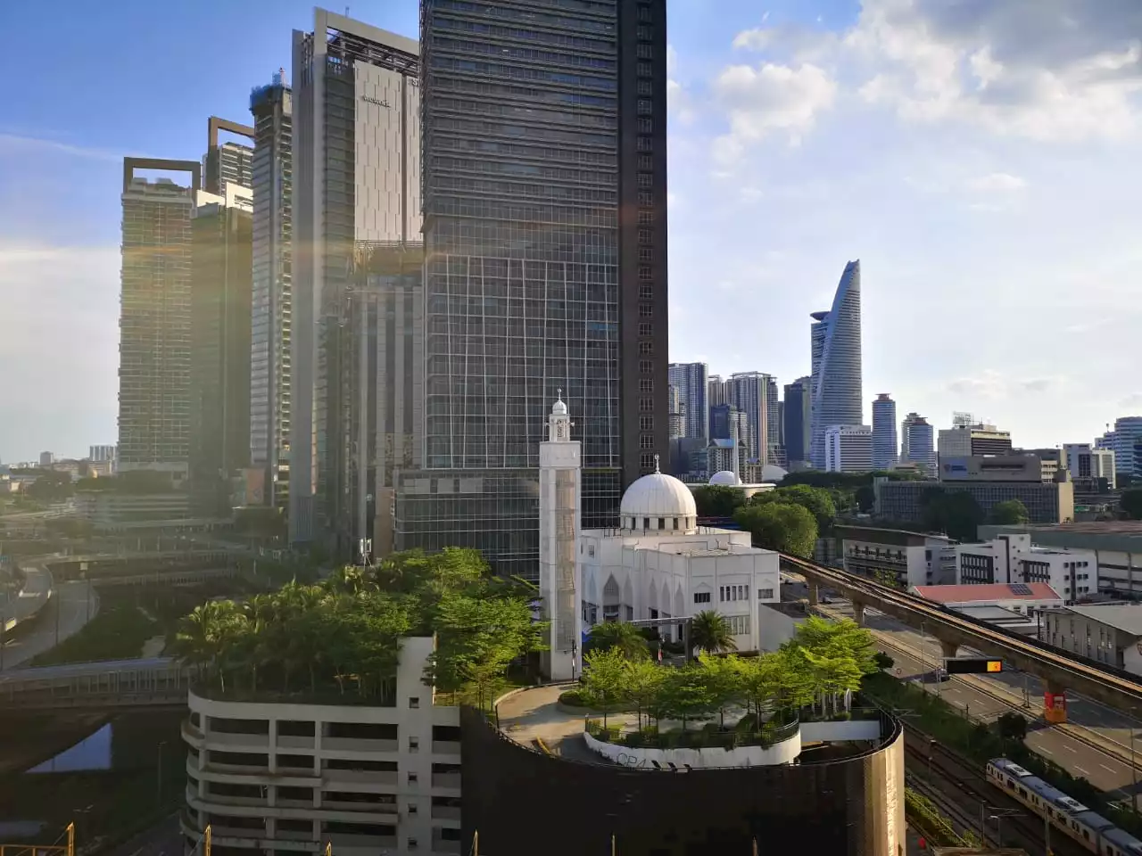 Masjid mesra alam gamit tumpuan