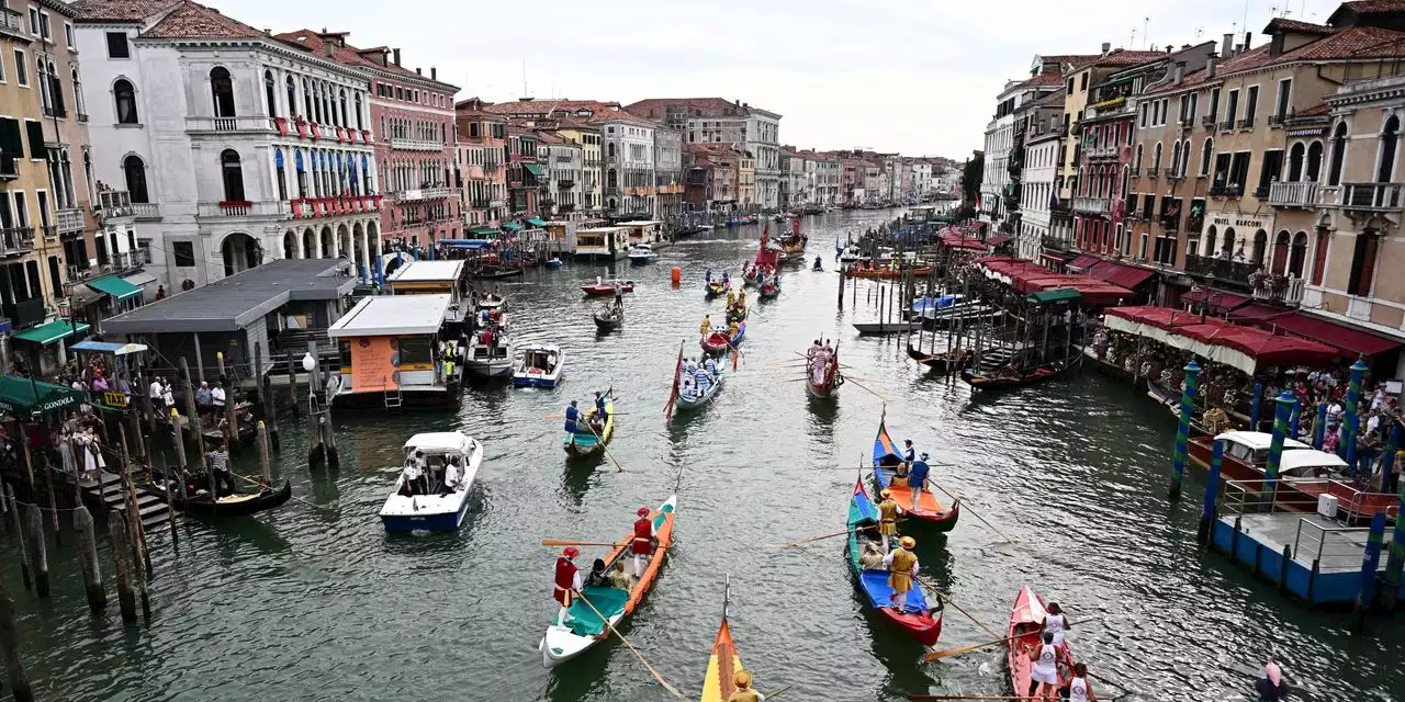 Overrun by Tourists, Venice Plans Entry Fee for Day Trippers