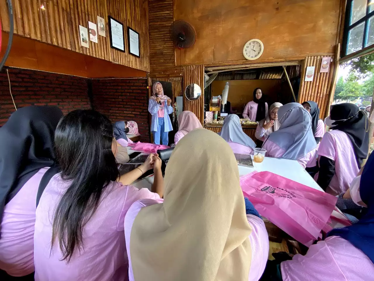 Srikandi Ganjar Ajak Perempuan Milenial Belajar Usaha Angkringan di Lampung