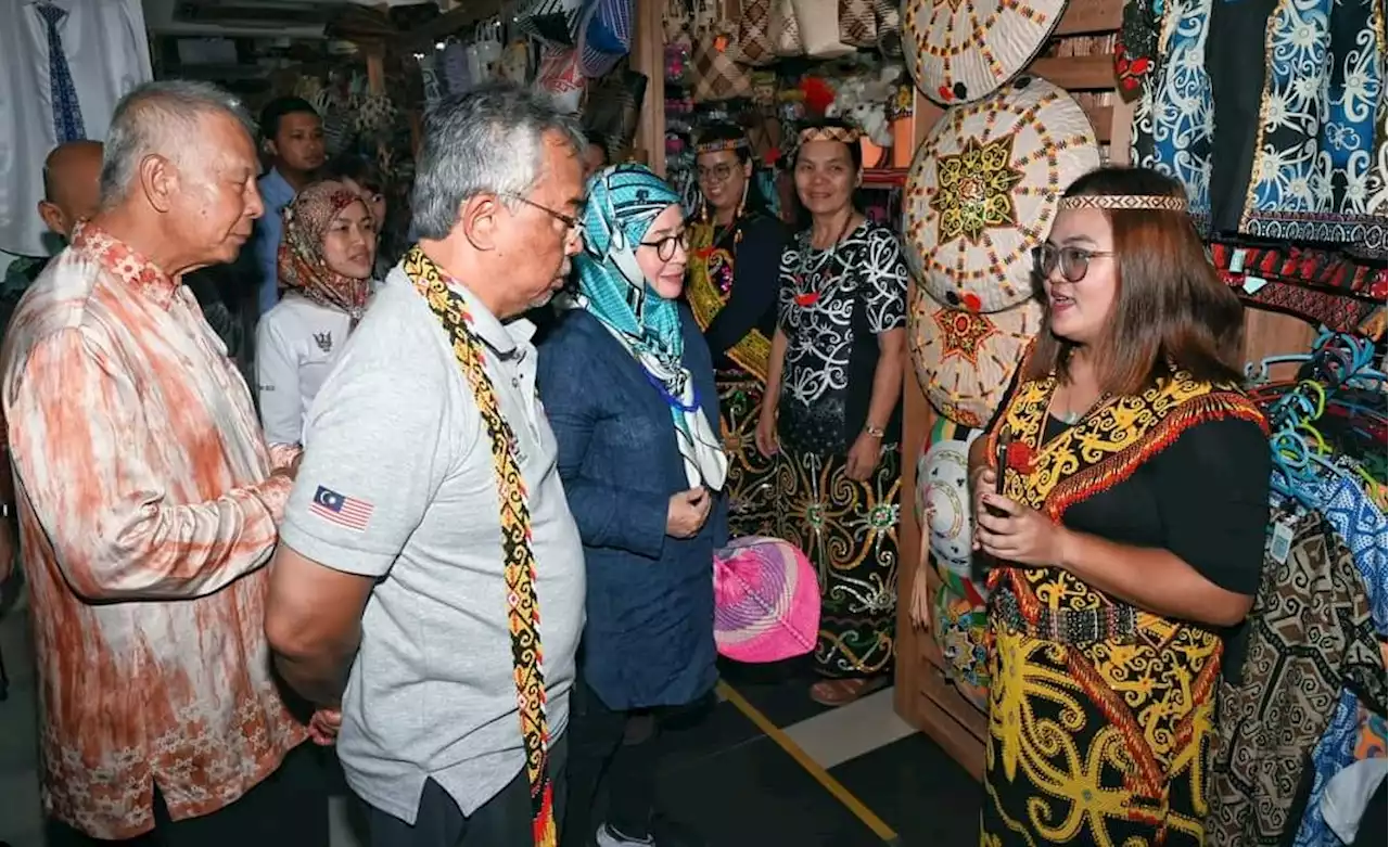 Kembara Kenali Borneo: Yang di-Pertuan Agong, Raja Permaisuri disambut persembahan kebudayaan, kraftangan Sarawak