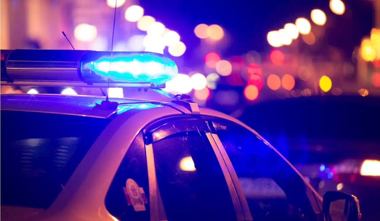 Teen shatters window of sweltering hot car to save little girl banging on the window