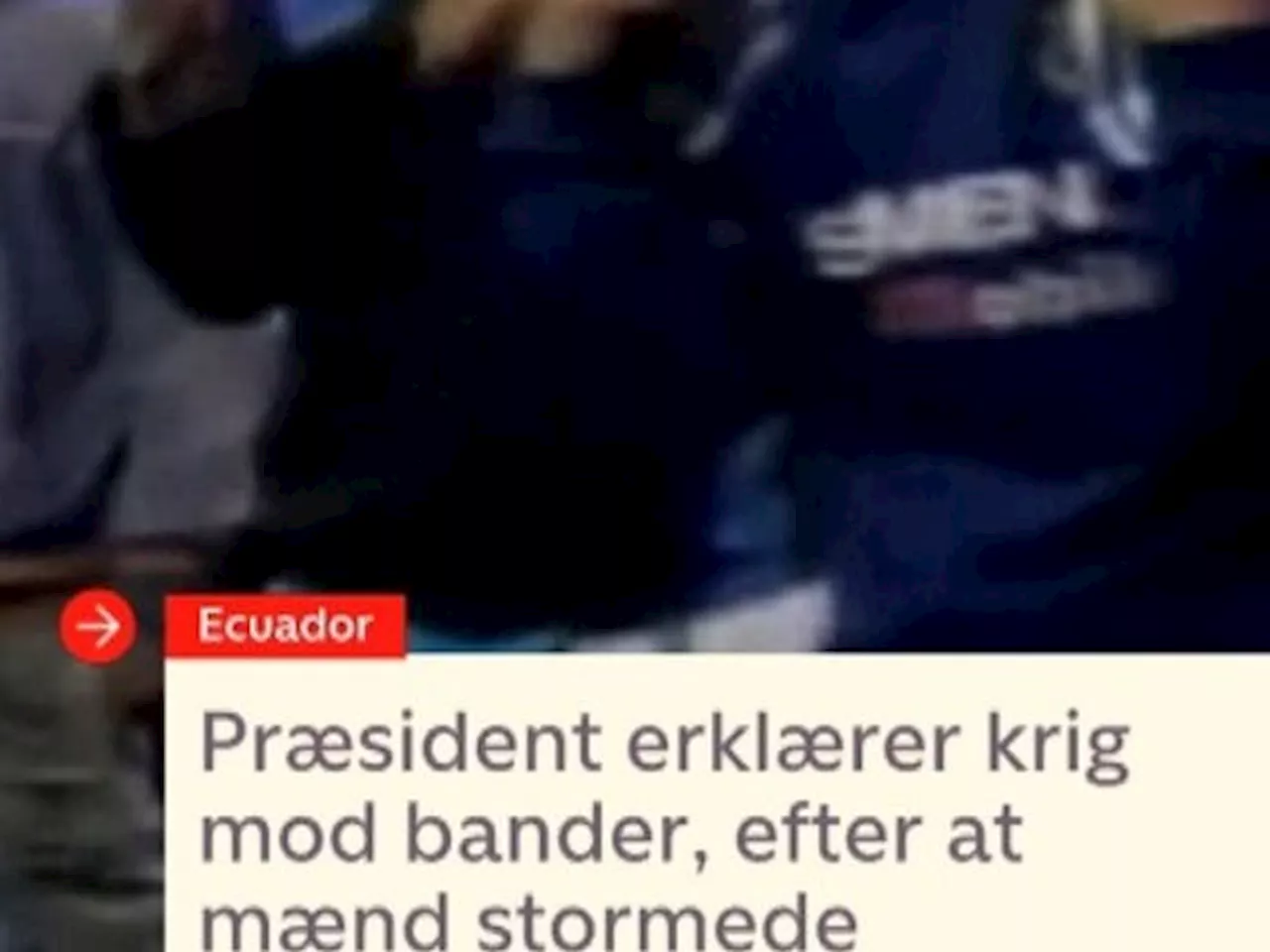 Befolkningen så på, mens bevæbnede mænd holdt medarbejdere som gidsler på direkte tv | Korte videoer, der oplyser og underholder