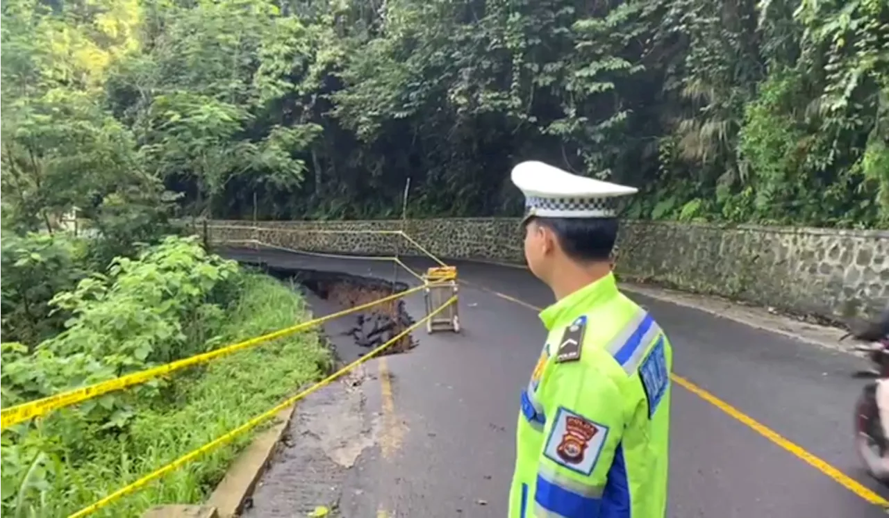 Jalan Lintas Sumatra Amblas Akibat Hujan Deras dan Angin Kencang