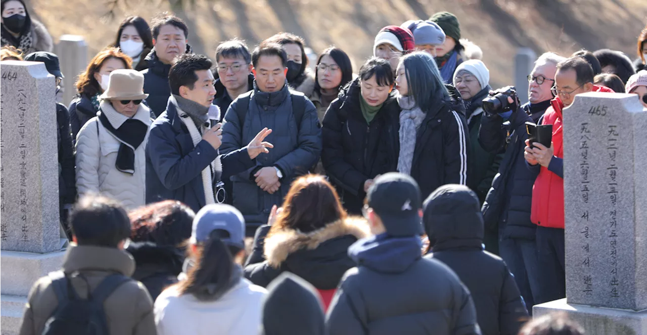 '서울의봄' 참군인을 찾아서 대전현충원에 모인 200여명