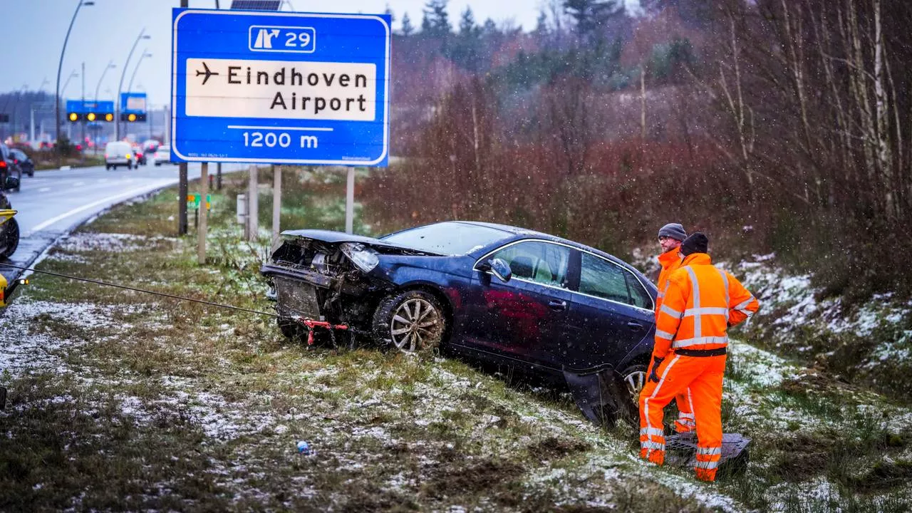 112-nieuws: auto van de weg door gladheid • problemen op het spoor