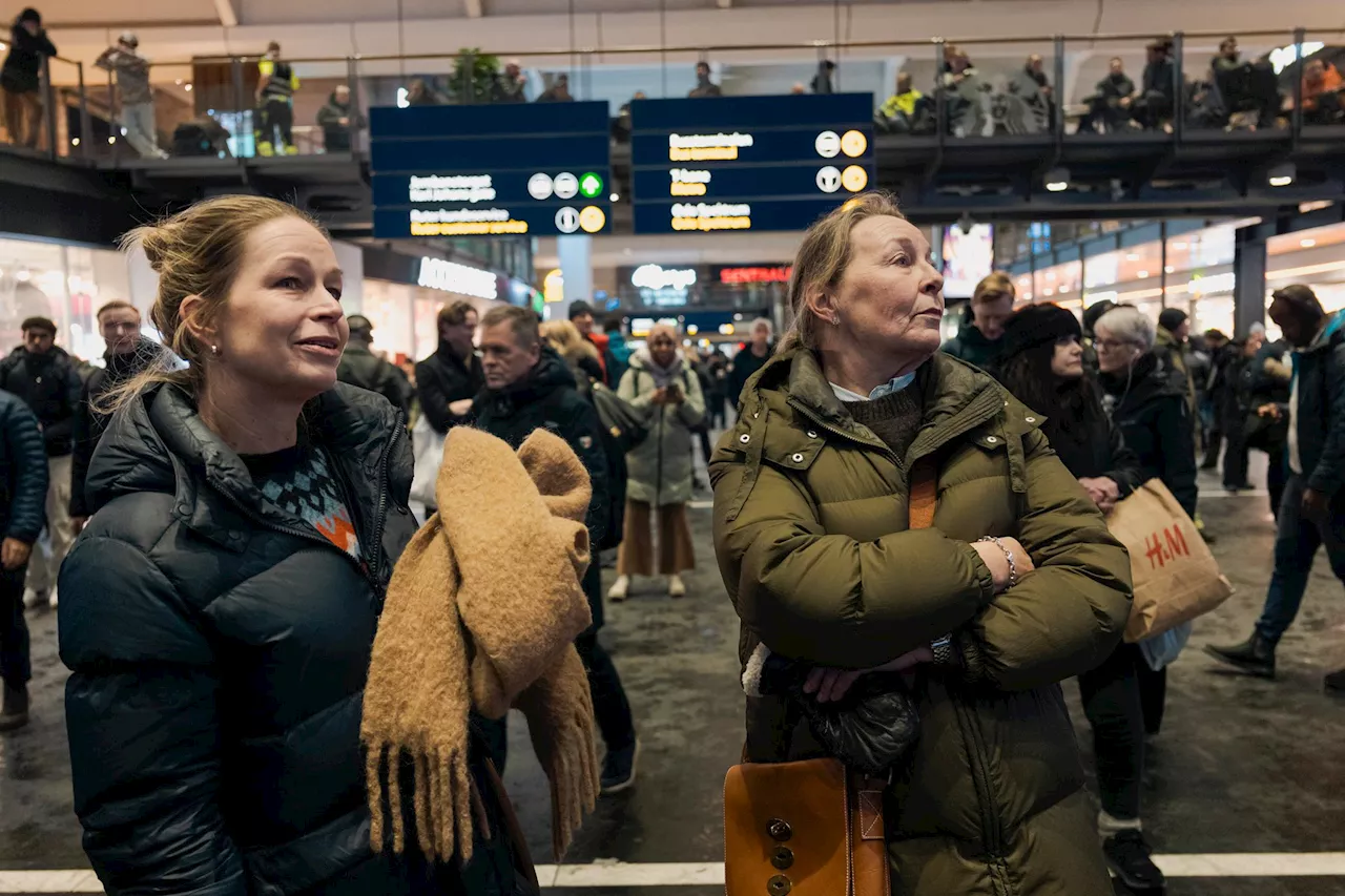 De har ventet på tog i timevis – vet de ikke hvordan de skal komme seg hjem