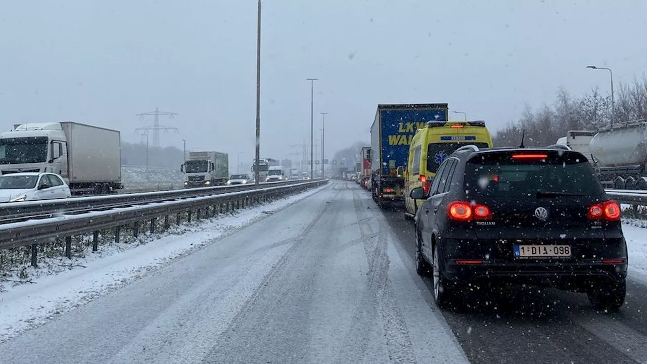 Rijkswaterstaat roept op snelwegen Limburg te mijden vanwege sneeuw