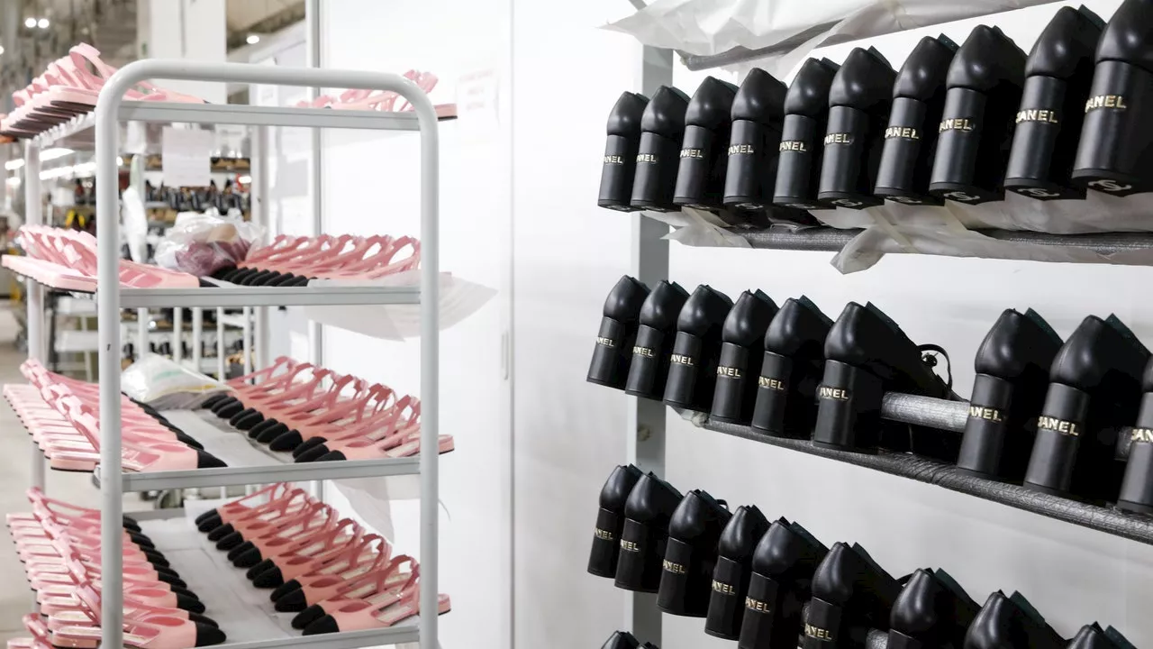 Fabbrica scarpe Chanel: il processo artigianale delle ballerine e slingback preferite