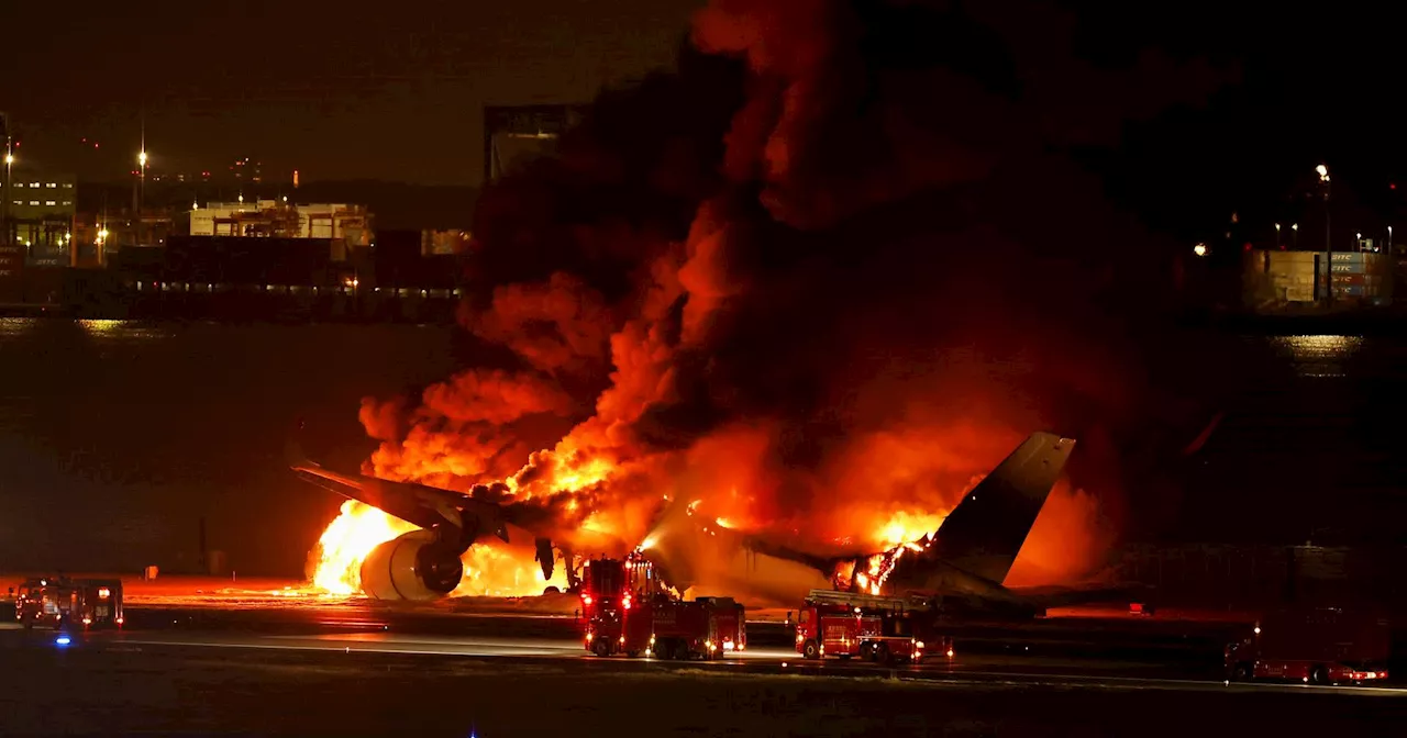 Avião da Japan Airlines colide com avião da guarda costeira no Japão