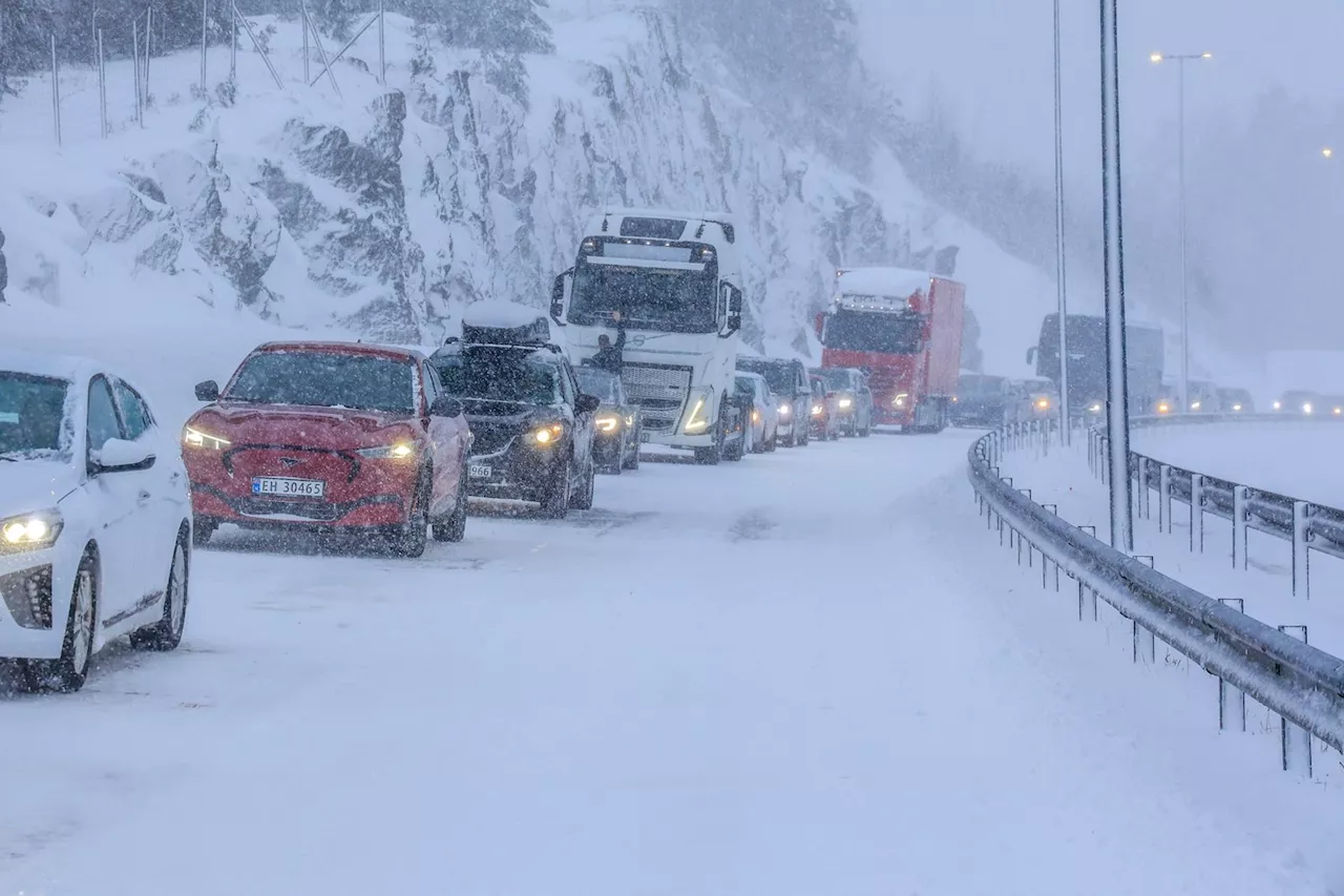 Ber folk i Agder la bilen stå onsdag