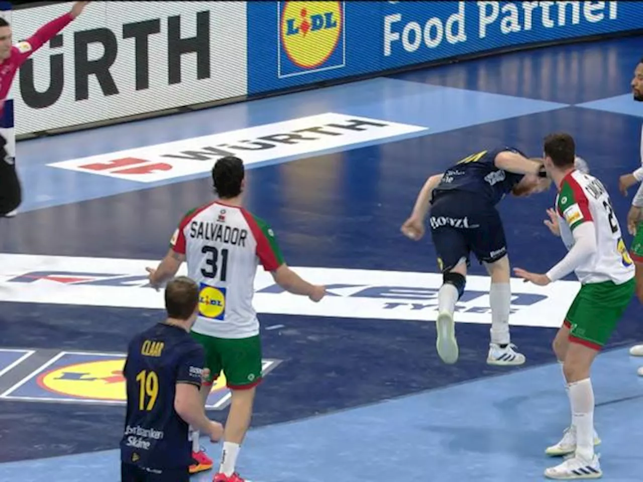 Svensk stjerne scorer kongemål og håber, at dansk træner så med | Korte videoer, der oplyser og underholder