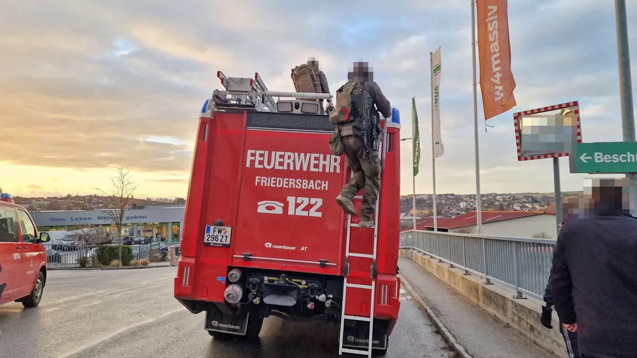 Brand aus in Postbus-Zwettl-Werkstätte: Brandermittler vor Ort