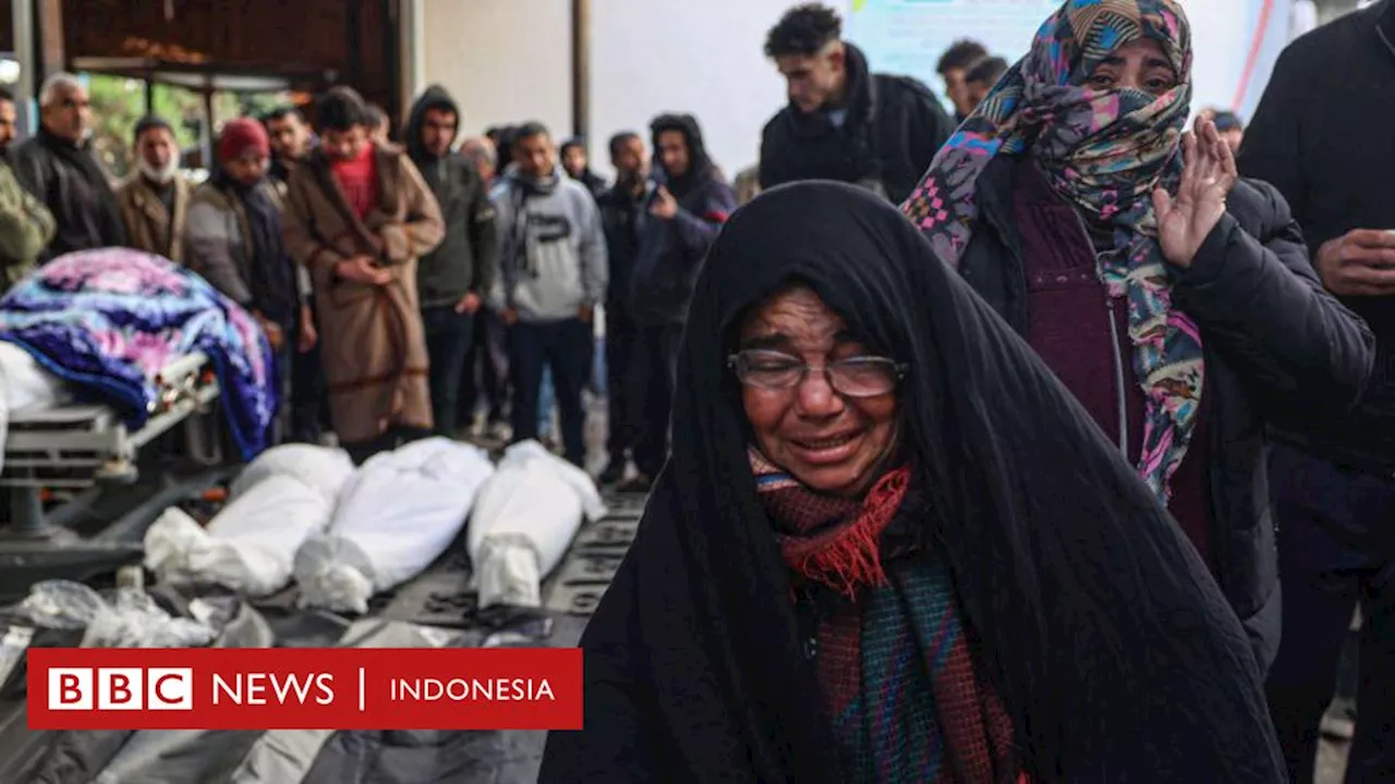 Warga Palestina Menunggu di Rumah Sakit untuk Mengambil Jenazah Kerabat Mereka yang Tewas dalam Pemboman Israel di Rafah