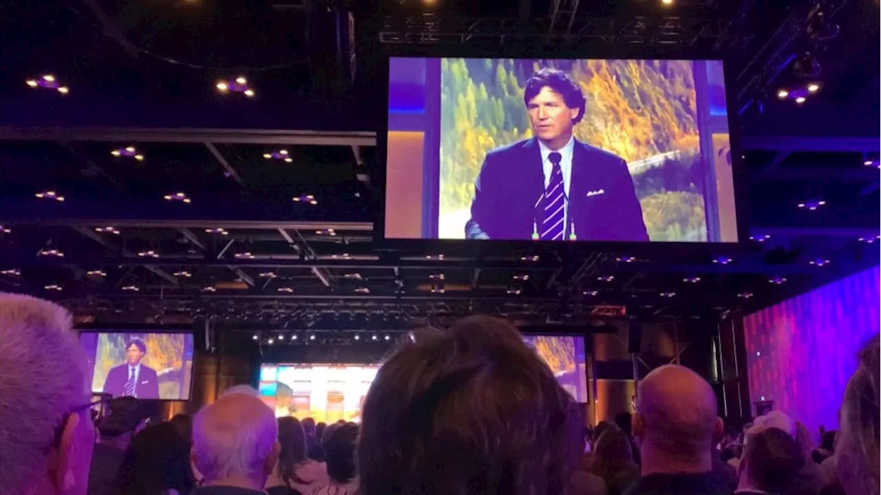 Controversial Right-Wing Commentator Tucker Carlson Draws Thousands in Calgary