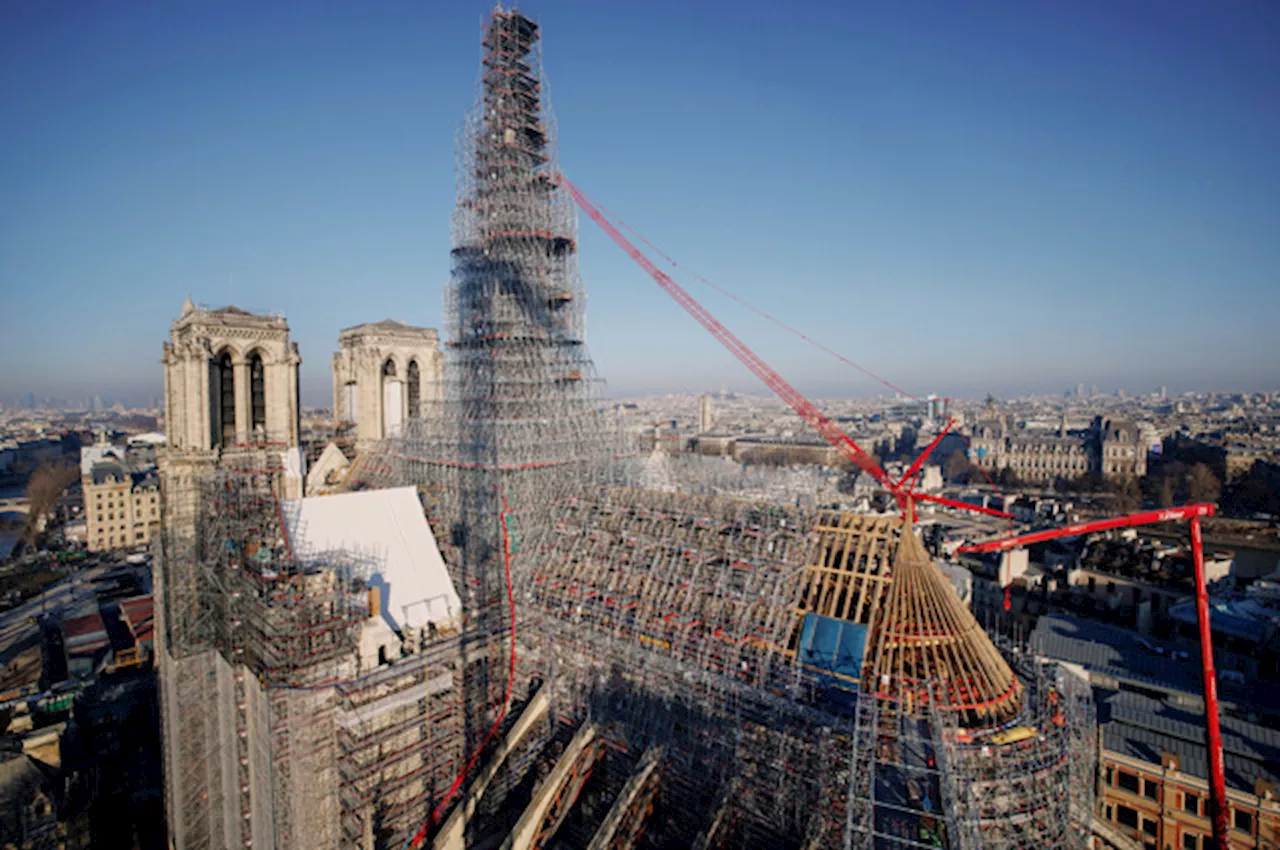 La cattedrale di Notre-Dame viene ricostruita seguendo le tecniche tradizionali