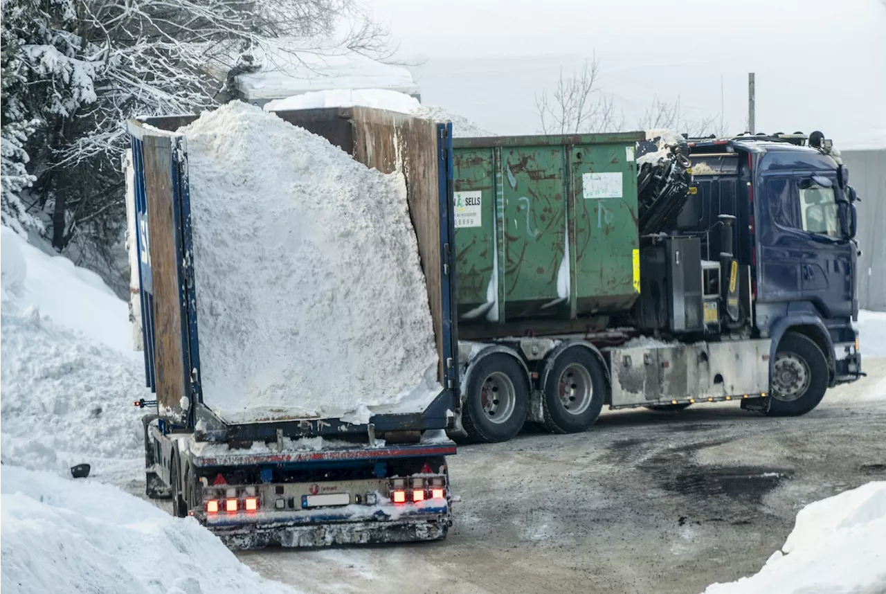 40 billass med snø fra Telemark tømt i Mjøndalen: – Det er ikke noe å skryte av