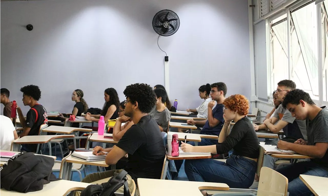 Saiba quem pode participar do Pé de Meia, que dará R$ 200 por mês a estudantes