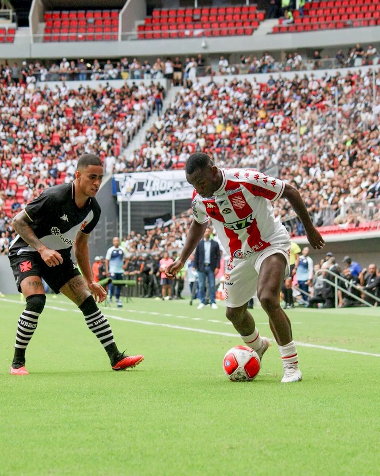 Em jogo com expulsões, frango, golaço e pênalti no fim, Vasco empata com o Bangu e deixa a liderança do Carioca