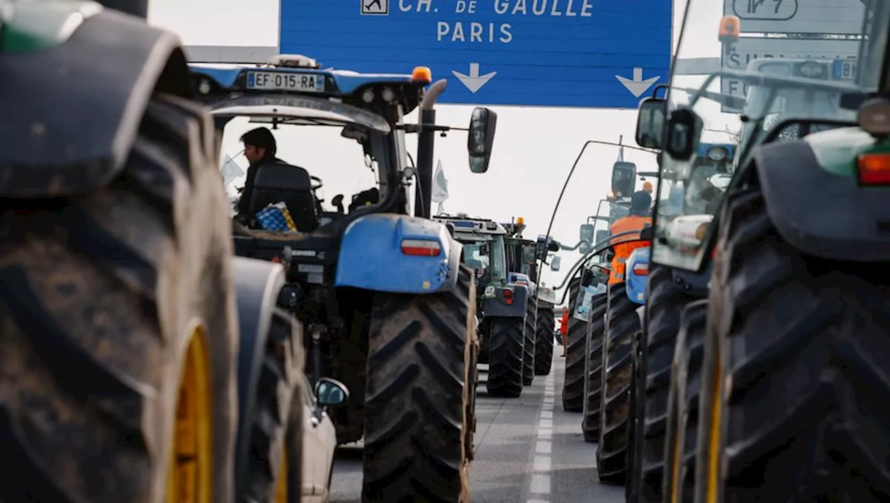 Les agriculteurs français bloquent les autoroutes autour de Paris