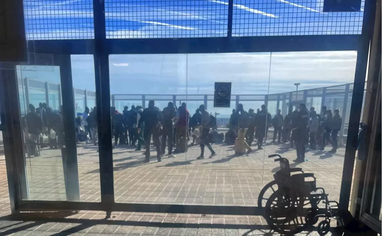 Colapso en las salas de asilo del aeropuerto de Madrid-Barajas