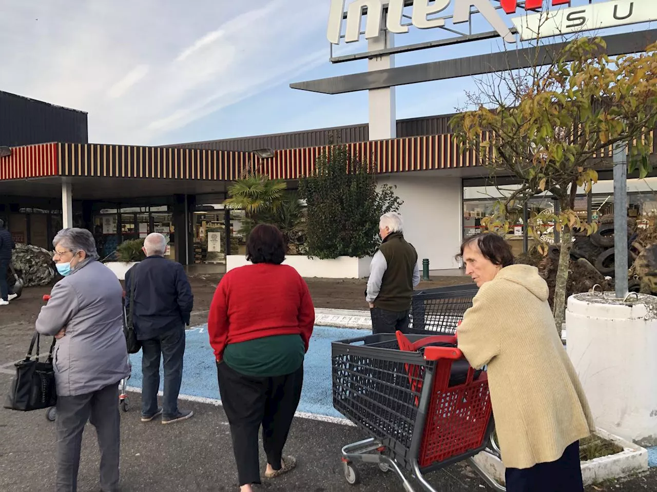 Agriculteurs en colère : devant l’Intermarché de Mont-de-Marsan, le patron a sorti la pelle pour évacuer le fumier