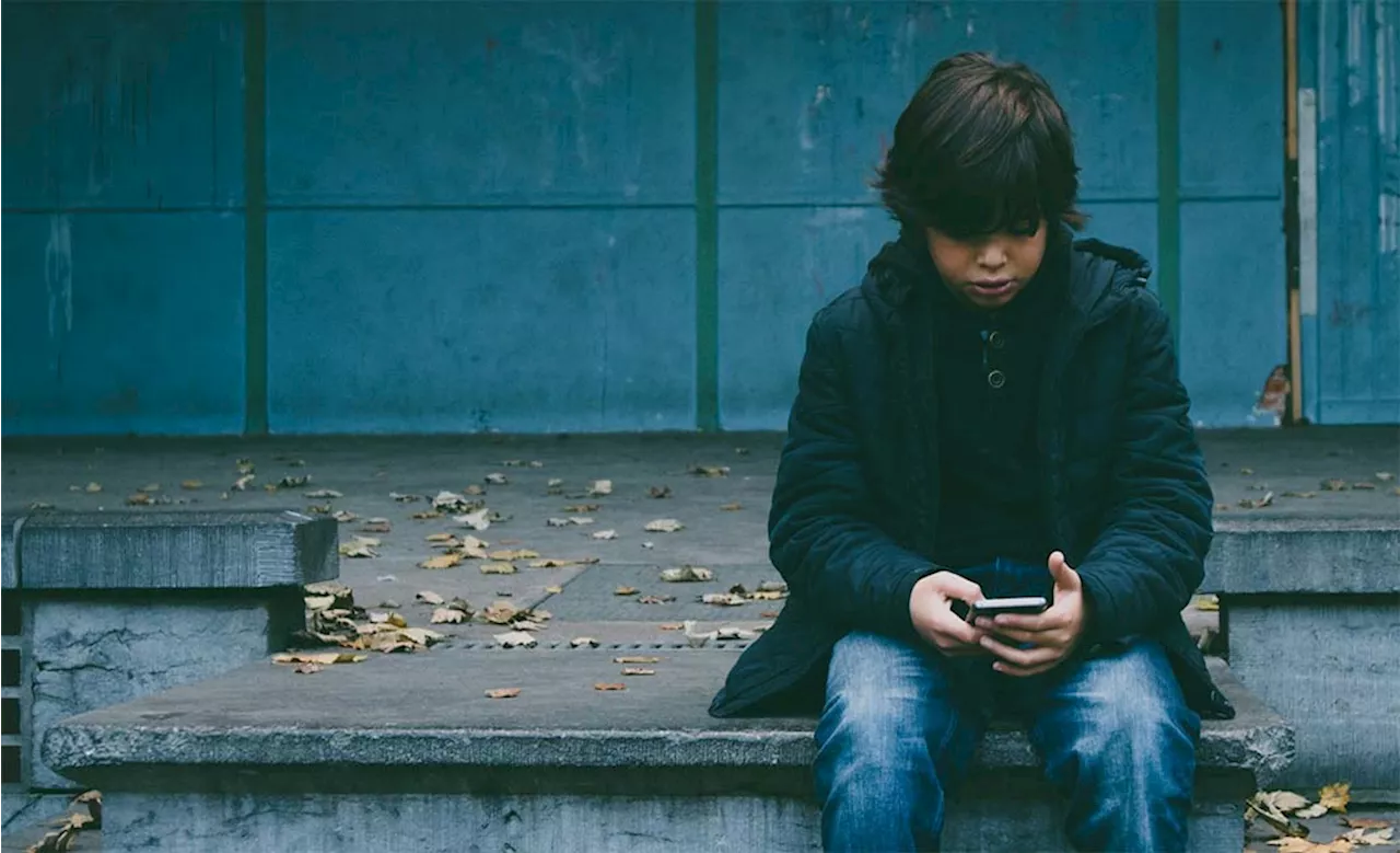 Early Smartphone Usage Before Age 12 Linked to Lower Digital Skills and Academic Performance