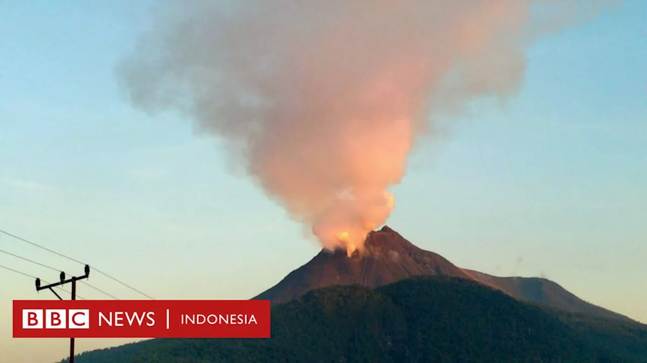 Gunung Lewotobi Laki-laki erupsi: Ribuan orang mengungsi, bandara ditutup dan sekolah diliburkan – ‘Gemuruh kuat, kami takut gunung meledak’