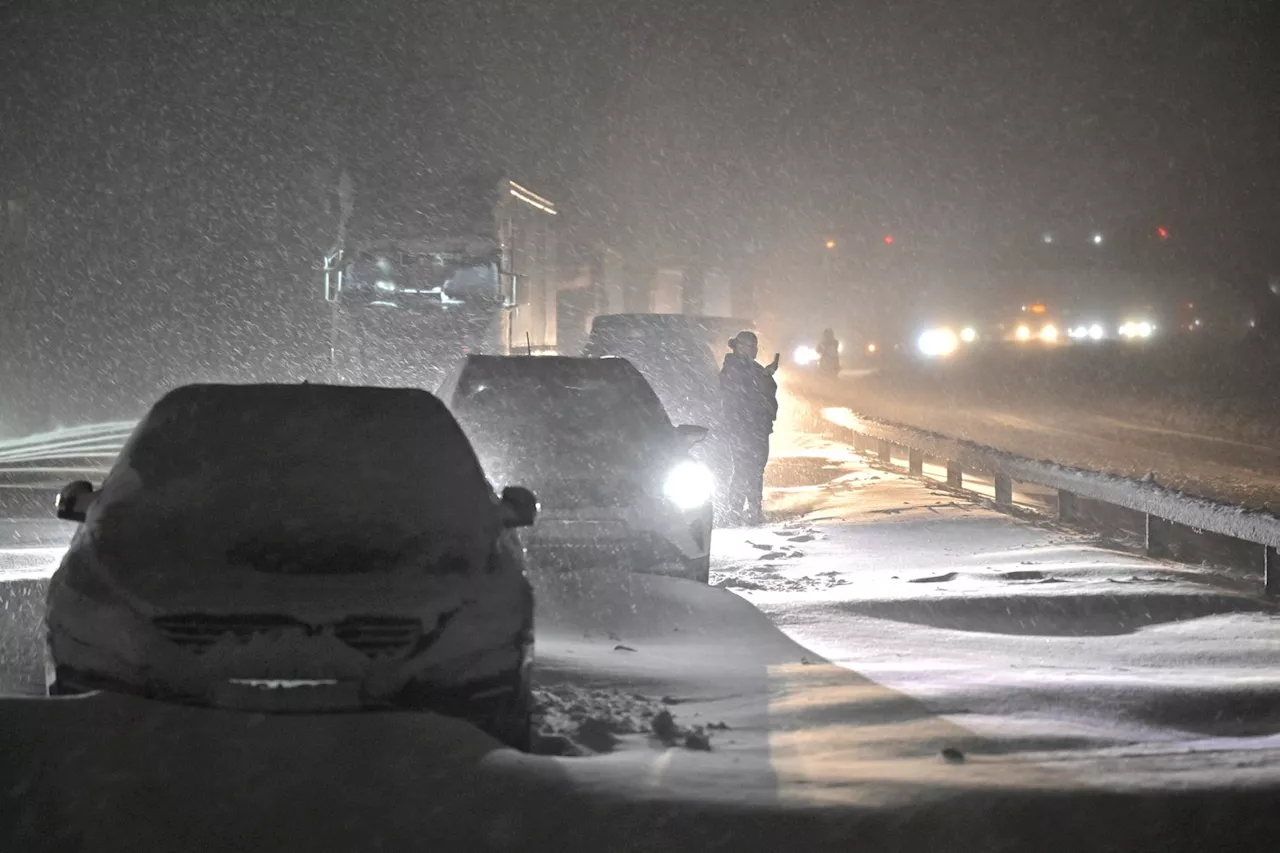 Rundt 1000 biler står fast i snøkaos i Sør-Sverige