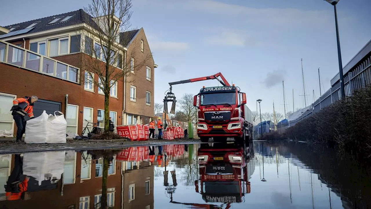 Hoge waterstanden in IJsselmeer zorgen voor wateroverlast in Hoorn en Deventer