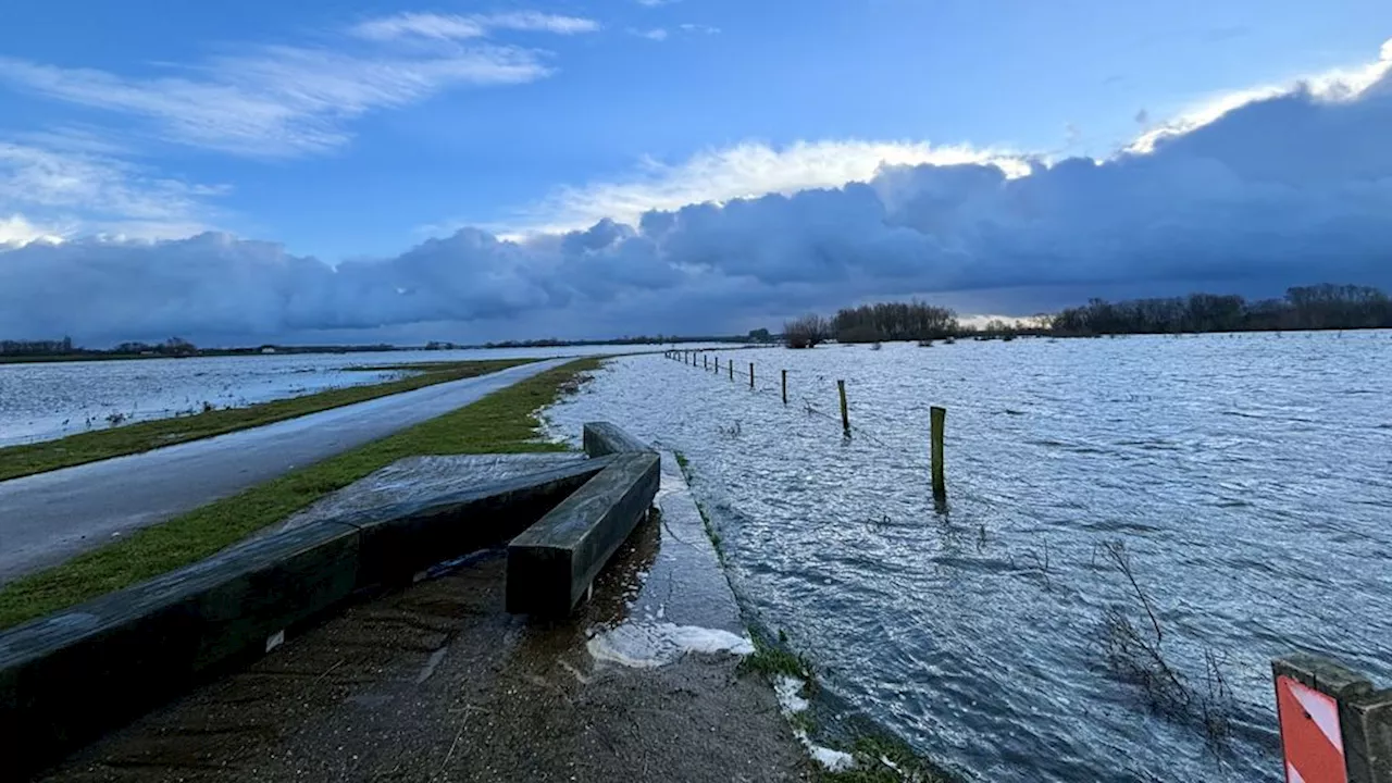 'Niet schaatsen op ondergelopen uiterwaarden' • Reddingsstation onbruikbaar door hoog water