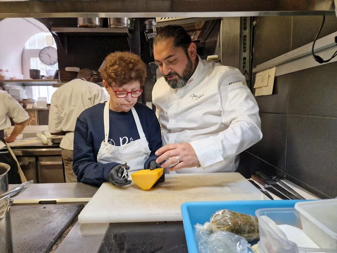 À 76 ans, Édith apprend la cuisine gastronomique aux côtés d'Alan Geaam, chef étoilé à Paris