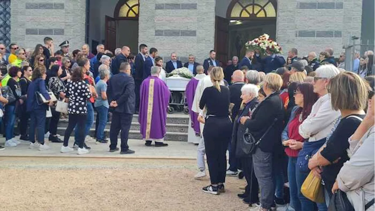 Strage a Nuoro: tre bare bianche e folla commossa ai funerali