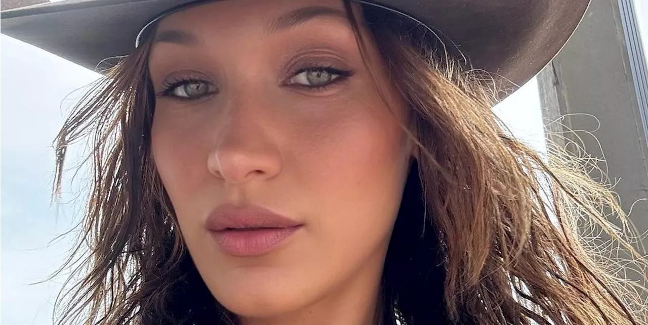 Jeans e cardigan, la combo di Bella Hadid per l'autunno