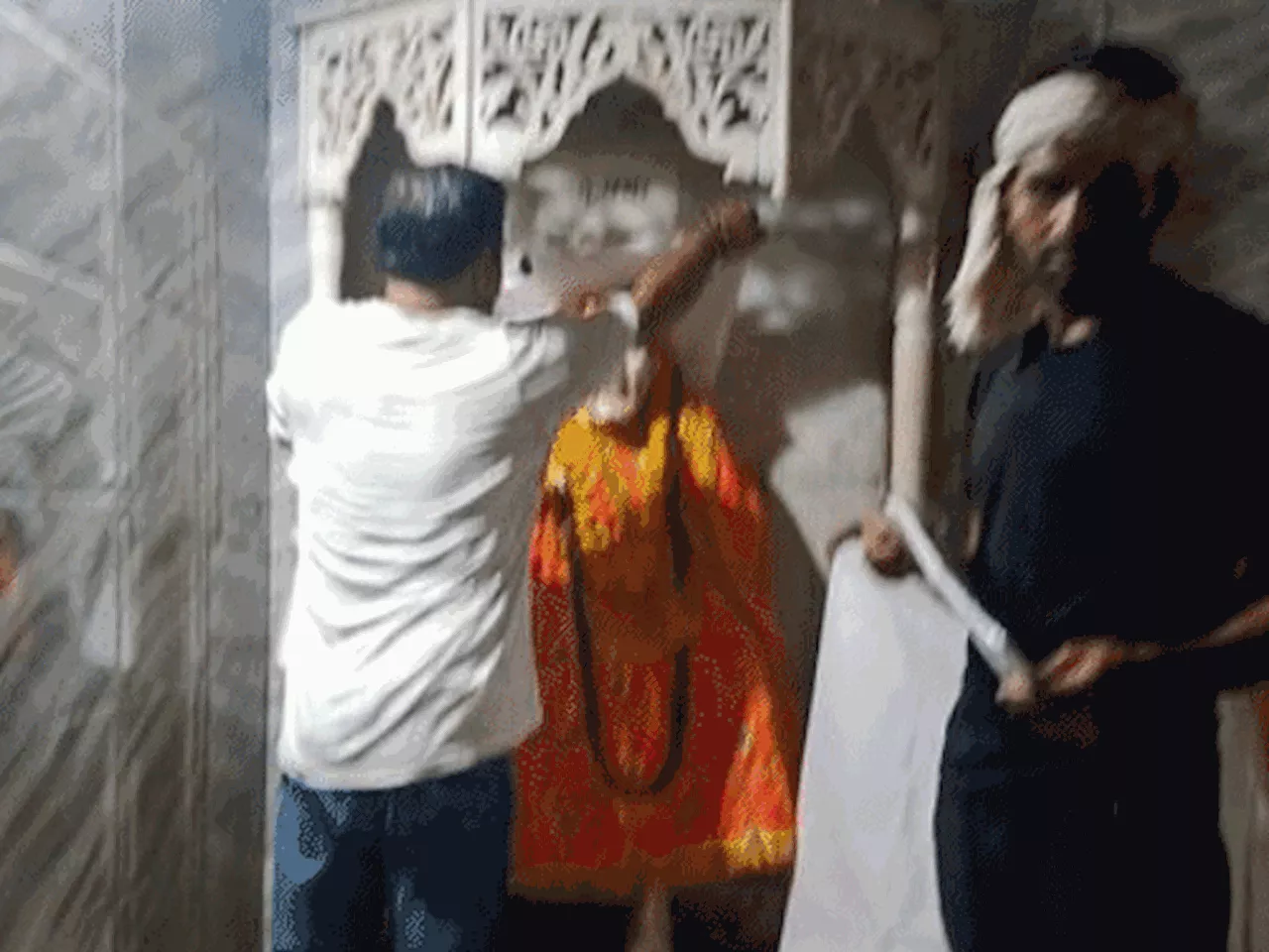 वाराणसी के 14 मंदिरों से साईंबाबा की मूर्तियां हटाईं: सनातन रक्षक दल ने 100 मंदिरों की लिस्ट बनाई, सपा बोली...