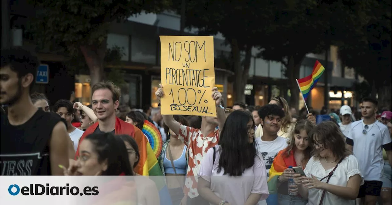 Eres bisexual aunque solo te hayas 'liado' con gente de un sexo: 'Parece que tenemos que ir enseñando el carnet'