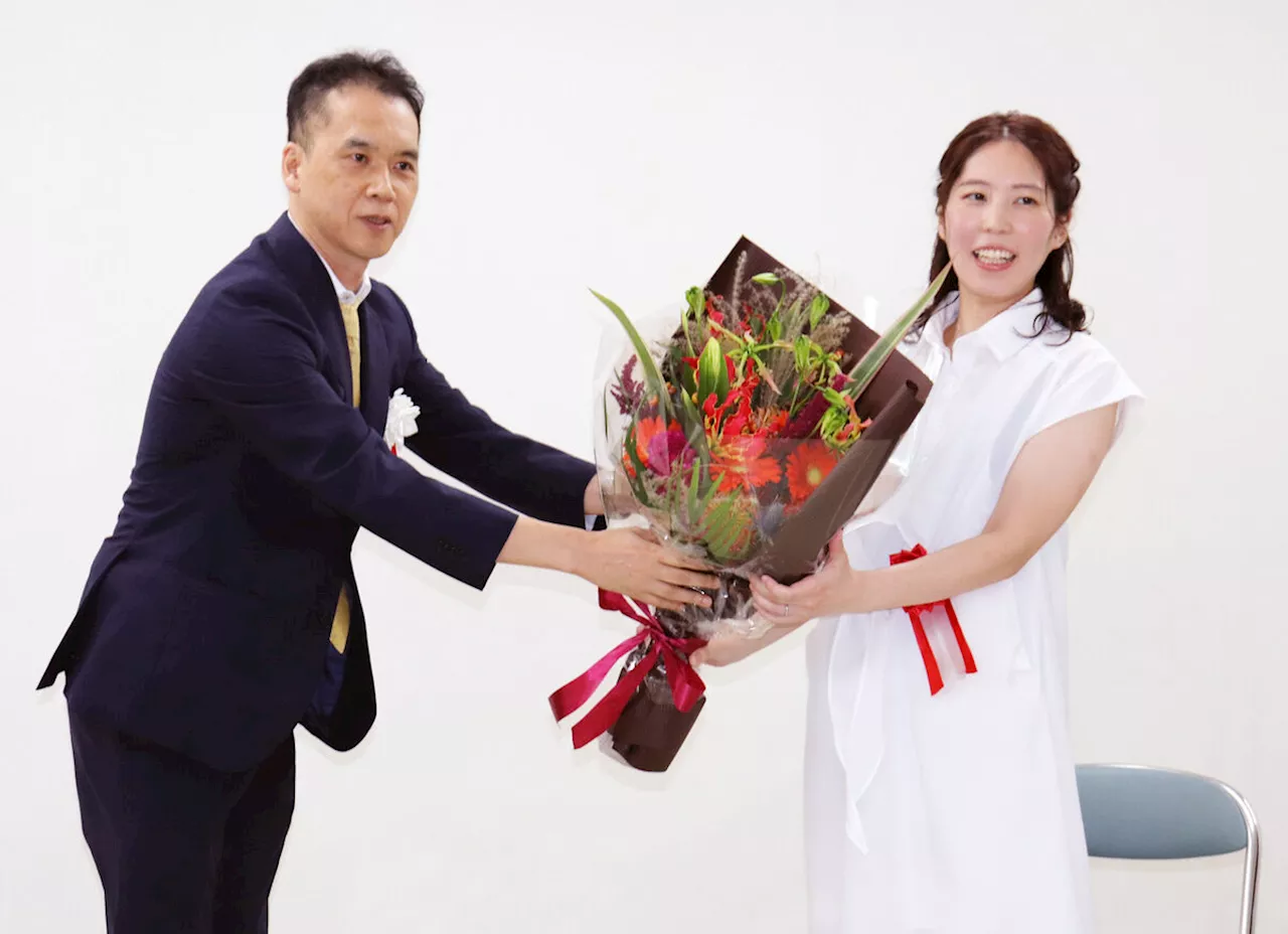 妊娠８か月の将棋・福間香奈女流王位、異例の関西での就位式に「幸せ」…お腹の子どもからの蹴りは「結構ポコポコと」 (2024年10月1日)