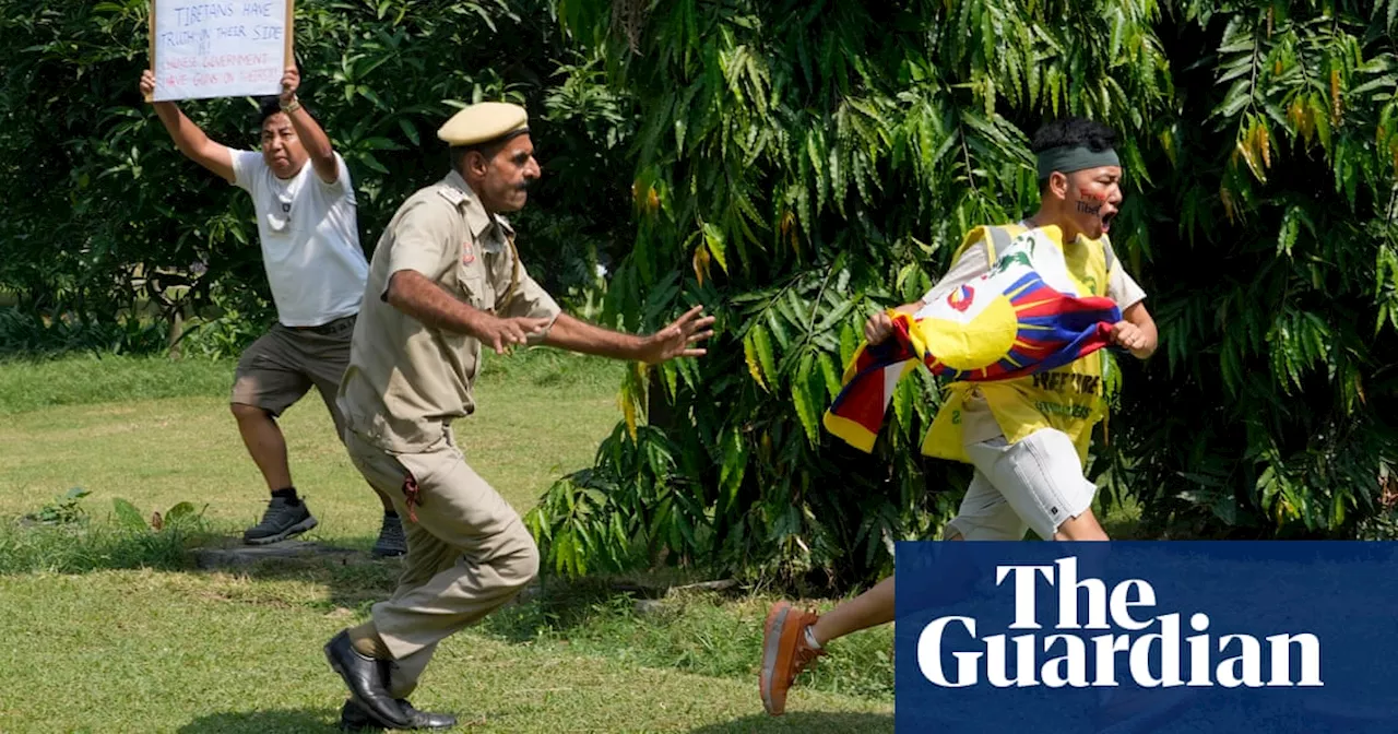 Mexican mariachi and a police chase: photos of the day