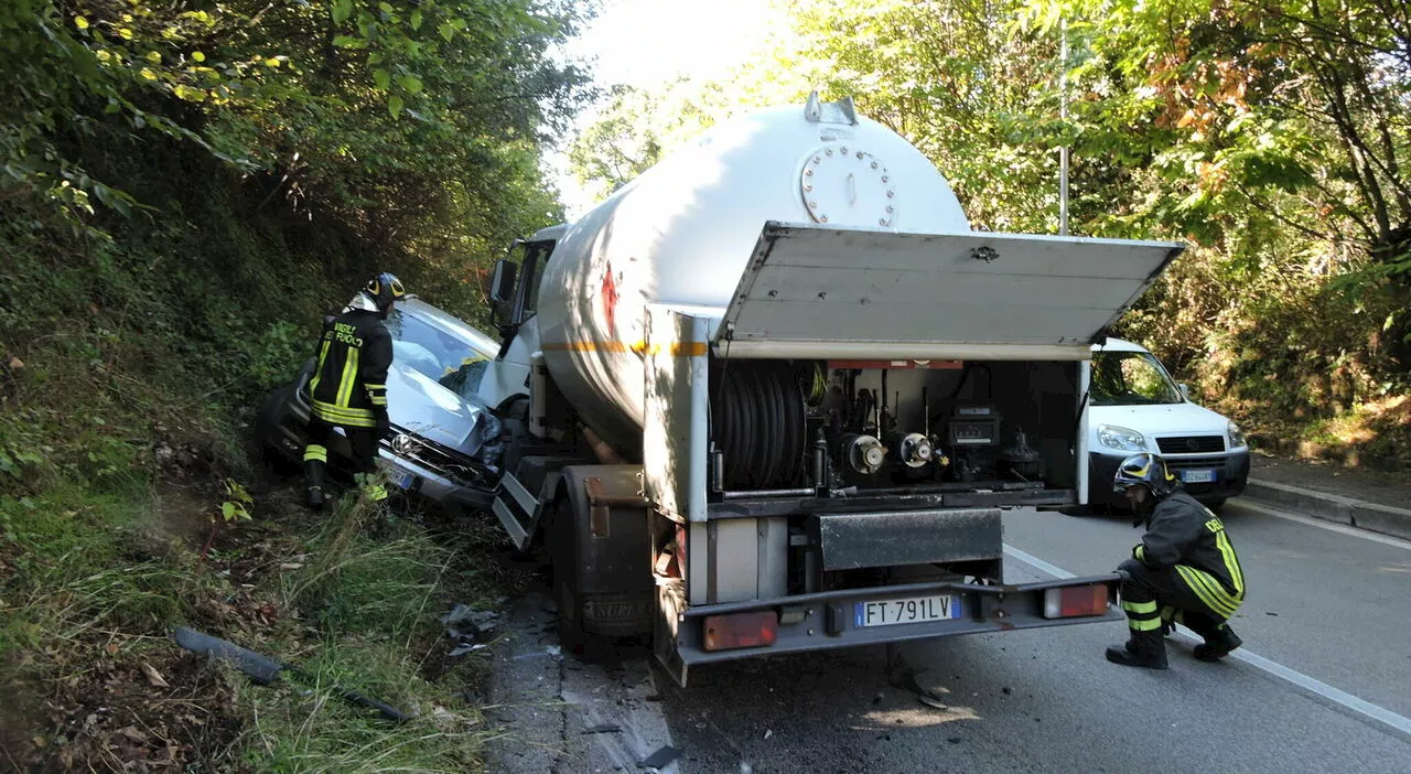 Ariccia, incidente stradale in via Lega Latina: ferita giovane donna, centrata da un'autocisterna