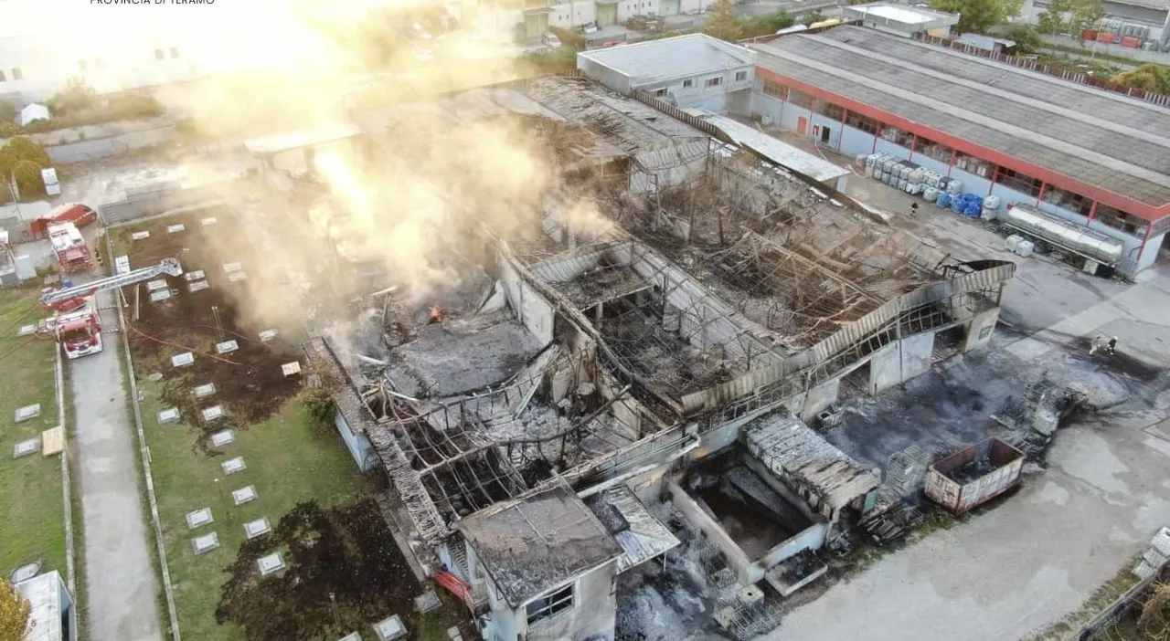 Azienda di solventi a fuoco, l'Arta: «Sostanze chimiche dannose nell'aria». In serata rientra l'allarme