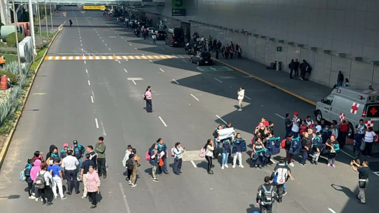 AICM colapsa por bloqueo: Trabajadores de limpieza cierran accesos a la Terminal 2